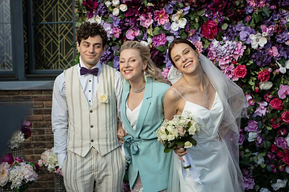 Современные русские комедийные сериалы (тнт, premier, стс).